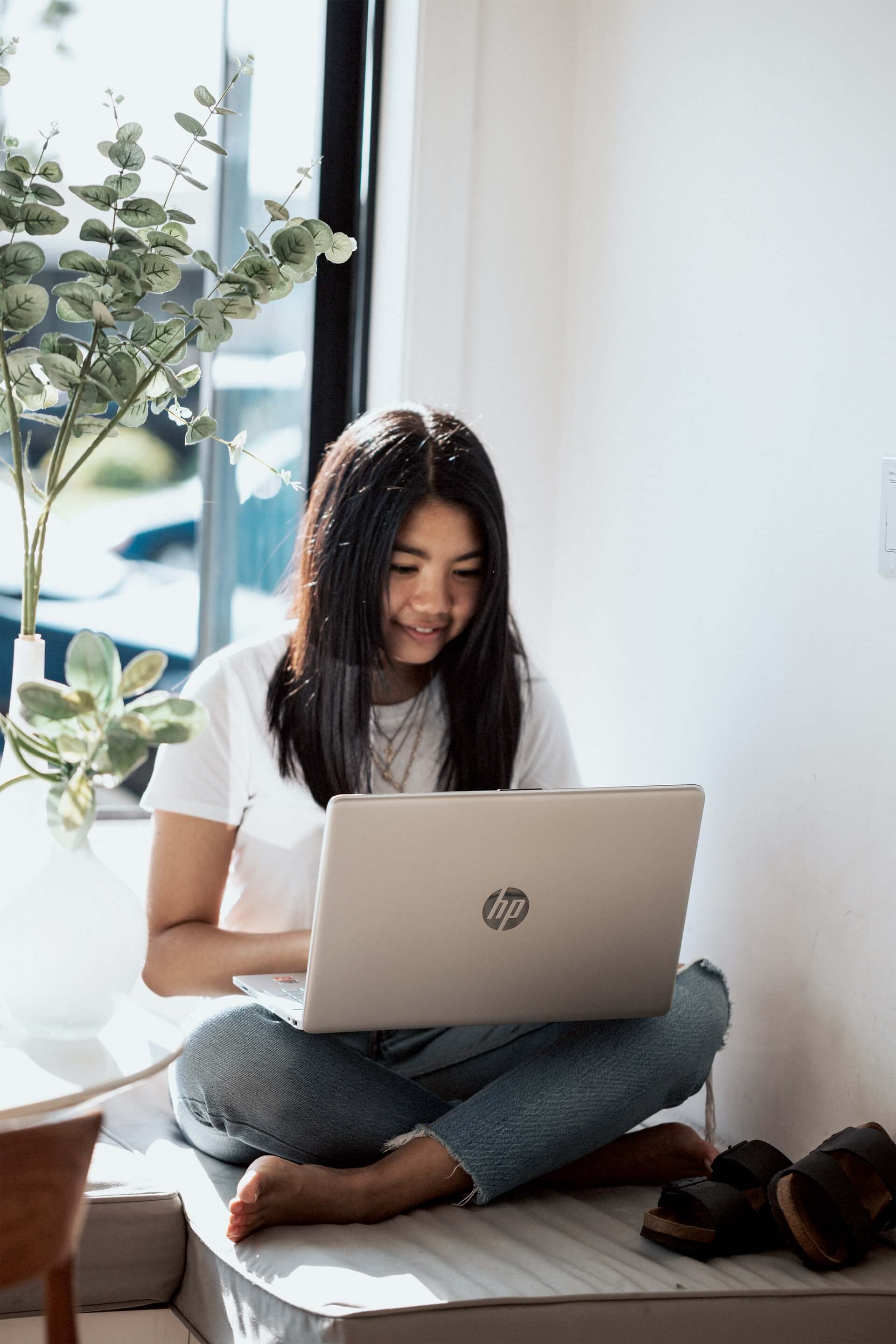 girl using hp laptop