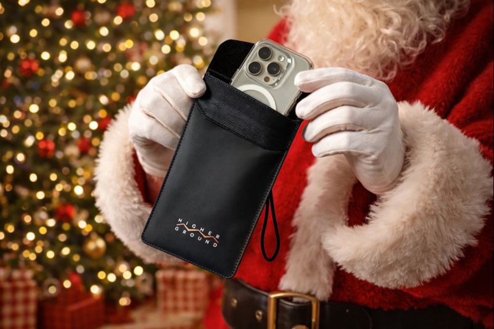 santa holding vaulted cell phone pouch